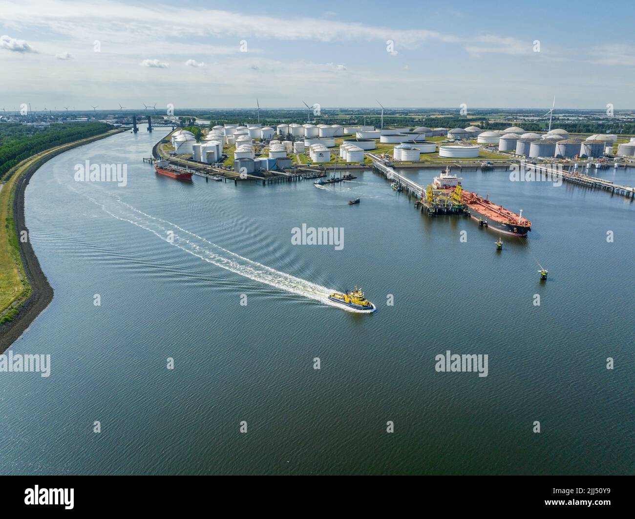 Schlepper patrouillieren die Gewässer des Hafens von Rotterdam Stockfoto