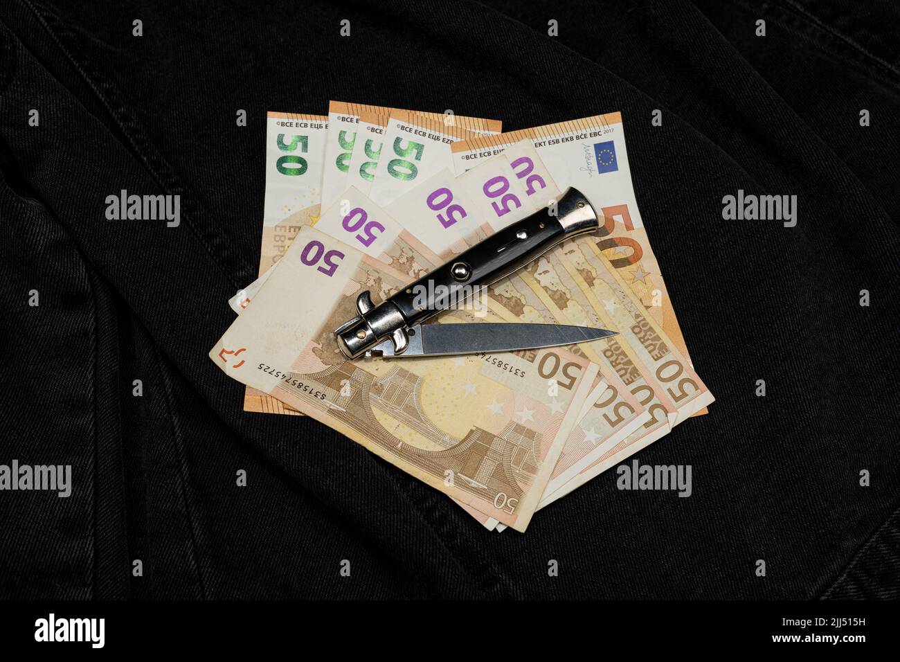 Italienisches Messer und ein paar Euro-Banknoten Stockfoto