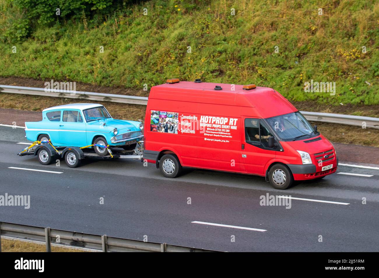 1960 60s Sixties Blue Ford Anglia; Reisen auf der Autobahn M6, Großbritannien Stockfoto