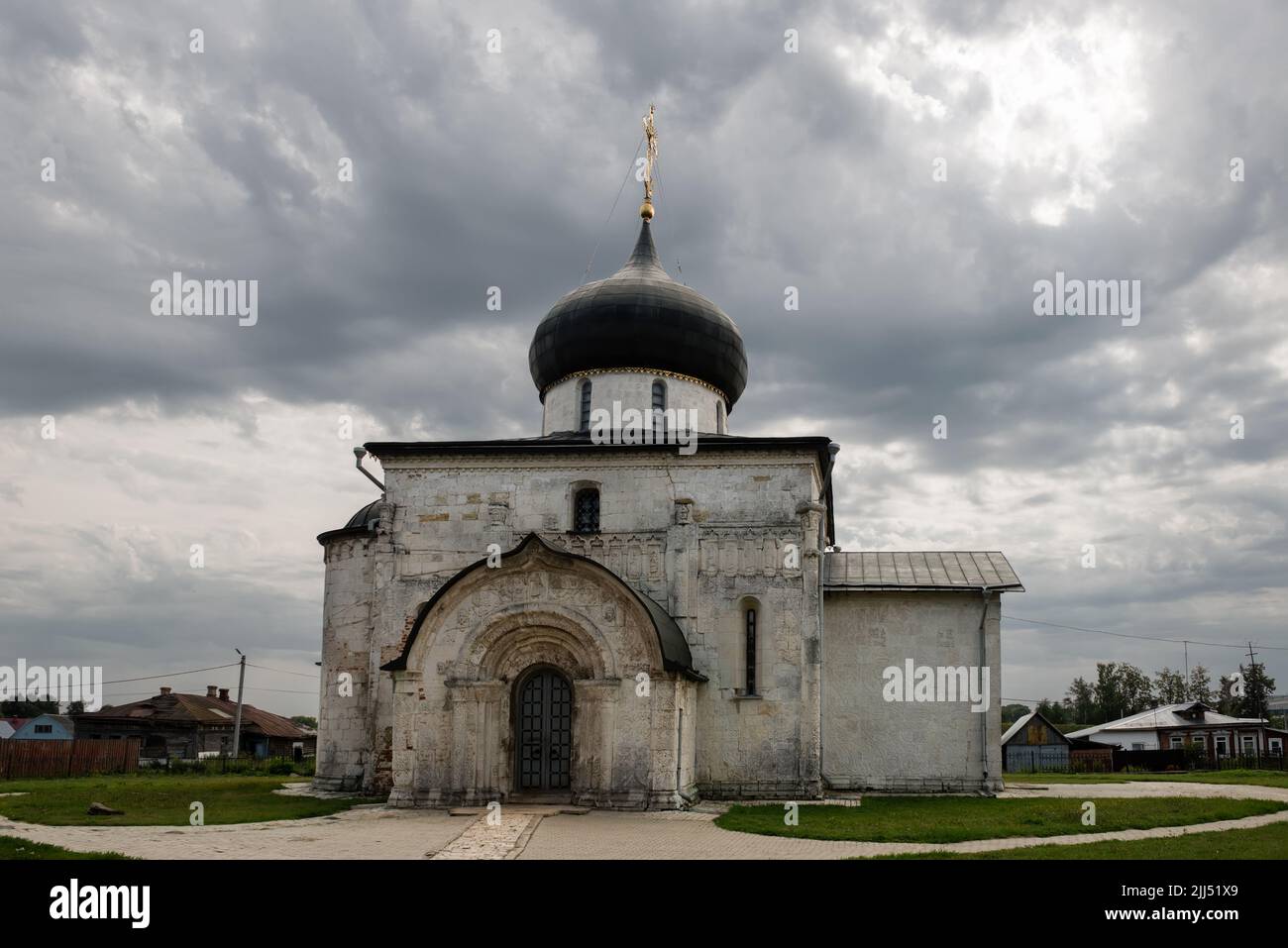 Jurjew-Polsky, Russland - 10. August 2021: Georgskathedrale und weiße Steinschnitzereien an den Wänden. Jurjewski Kreml (Erzengel-Michailowski Jurje Stockfoto