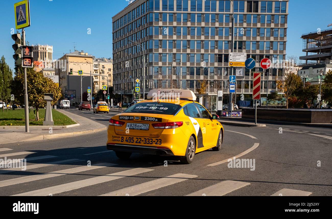 12. Oktober 2021, Moskau, Russland. Ein Pkw des Yandex-Taxidienstes auf einer der Straßen der russischen Hauptstadt. Stockfoto
