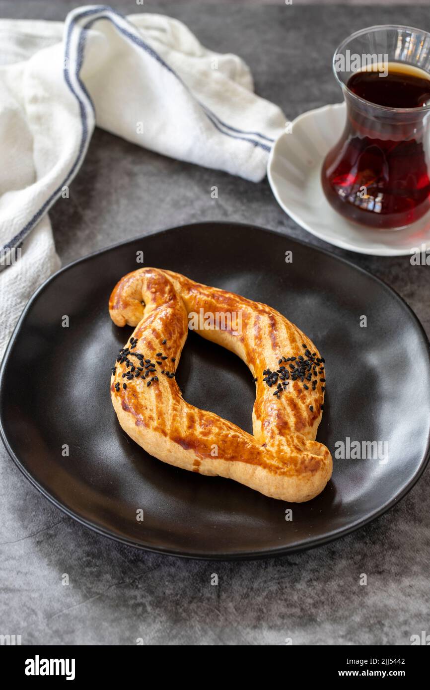 Süße Kekse. Auswahl an süßen Plätzchen mit Sesamauflage auf dunklem Hintergrund. Backwaren. Vertikale Ansicht. Lokaler Name catal kurabiye. Schließen- Stockfoto