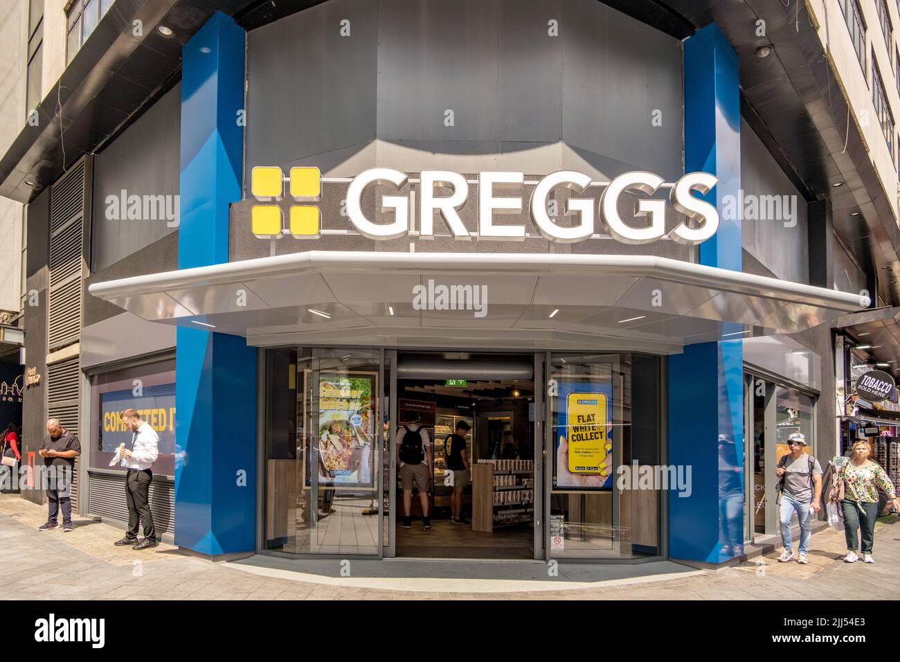 Greggs The Bakers eröffnet Geschäft am One Leicesters Square, Central London, England, Großbritannien. Stockfoto