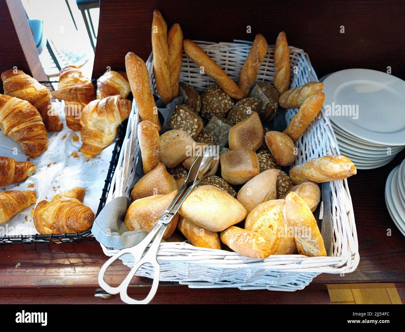 Köstliches frisch gebackenes Brot in einem Korb während eines Frühstücks-Buffets in einem Luxushotel Stockfoto