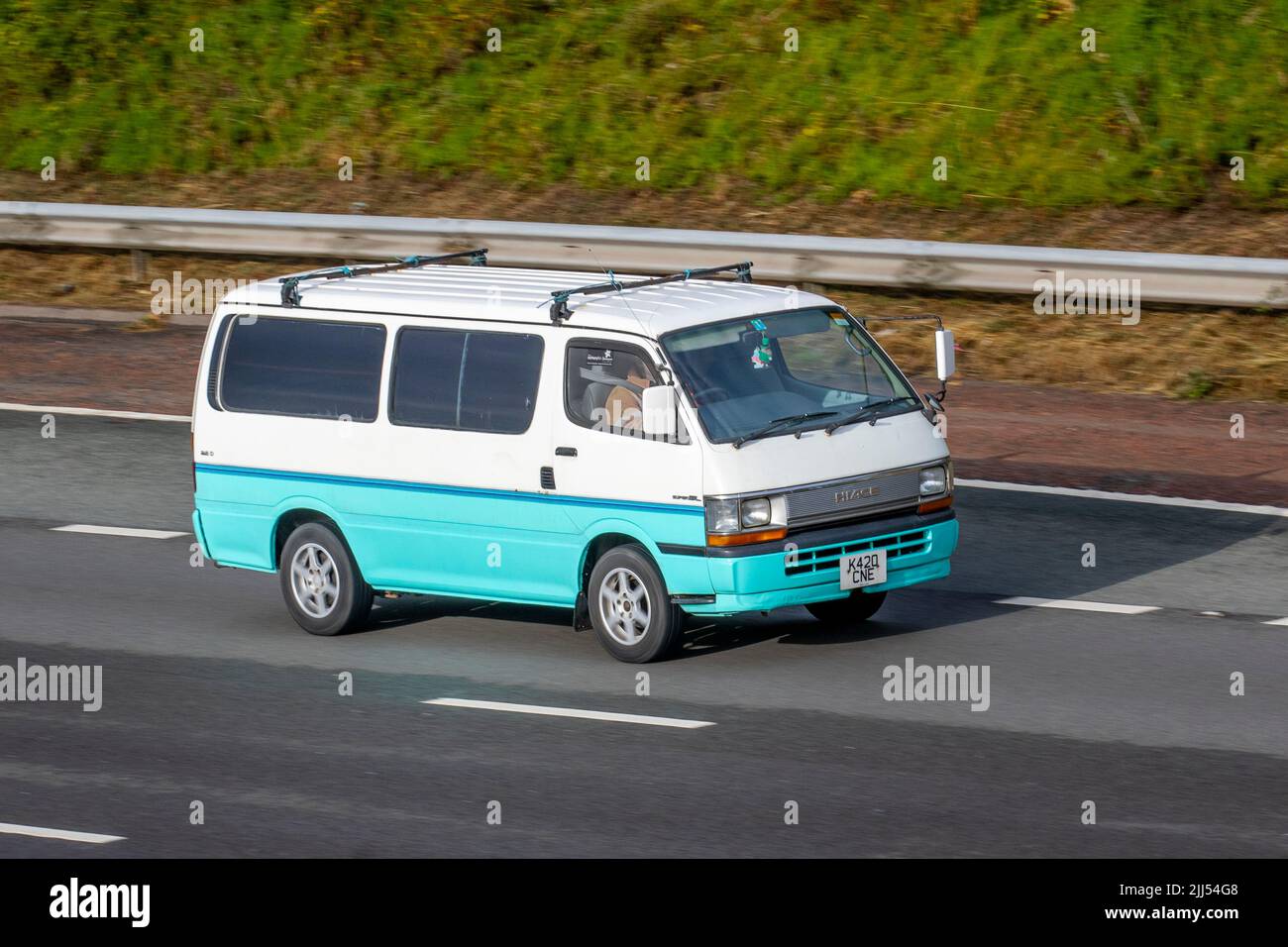 1993, 90s, neunziger Jahre grün weißes TOYOTA Hi-ACE Super GL 2800cc Diesel-Reisemobil; unterwegs auf der Autobahn M6, Großbritannien Stockfoto