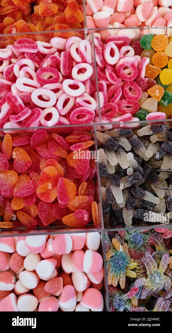 Auf einem Straßenmarkt werden verschiedene Bonbons in Süßigkeitenschalen verkauft Stockfoto