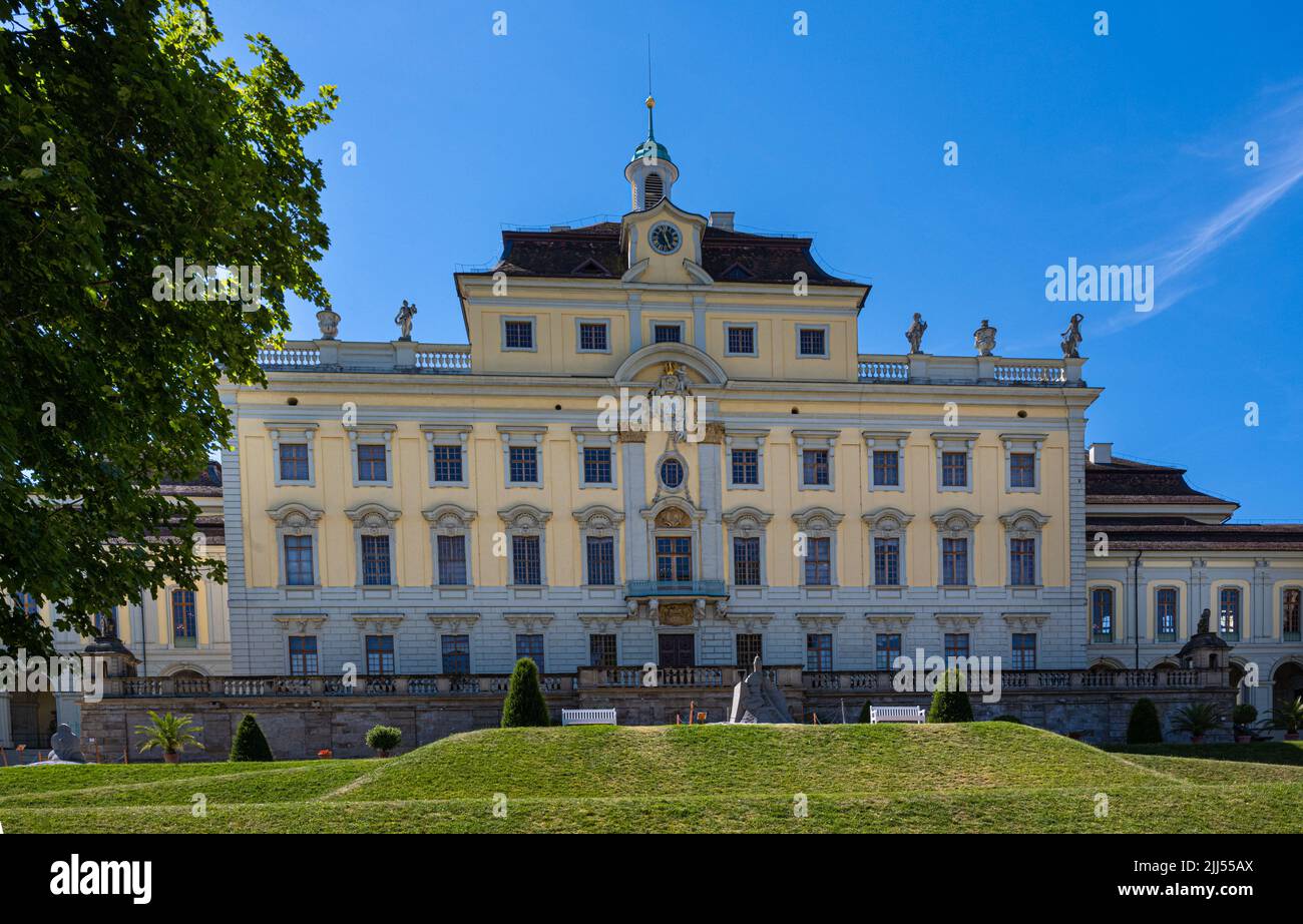 Das barocke Residenzschloss aus dem 18.. Jahrhundert, inspiriert vom Schloss Versailles, Ludwigsburg. Nordseite mit Garten. Baden Württemberg, Deutschland, Europa Stockfoto