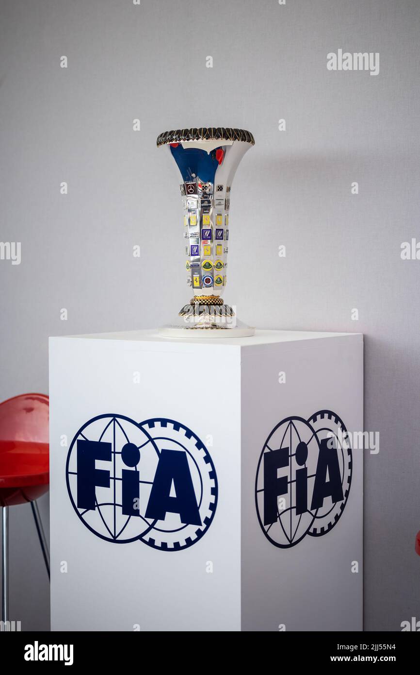 23. Juli 2022, Rom, Frankreich: Trophäe der Konstrukteurs-Weltmeisterschaft während der Formel 1 Lenovo Grand Prix de France, großer Preis von Frankreich 2022, 12. Runde der FIA Formel 1-Weltmeisterschaft 2022 vom 22. Bis 24. Juli 2022 auf dem Circuit Paul Ricard, in Le Castellet, Frankreich - Photo Germain Hazard / Dppi/DPPI/LiveMedia. (Bild: © Germain Hazard/LPS via ZUMA Press) Stockfoto