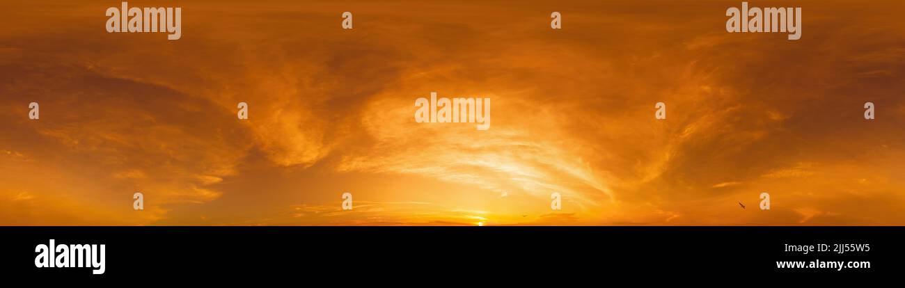 Golden glühender Sonnenuntergang Himmel Panorama mit Cirrus Wolken. HDR Seamless Spherical equirectangulant 360 Panorama Himmelskuppel oder Zenit für 3D-Visualisierung Stockfoto