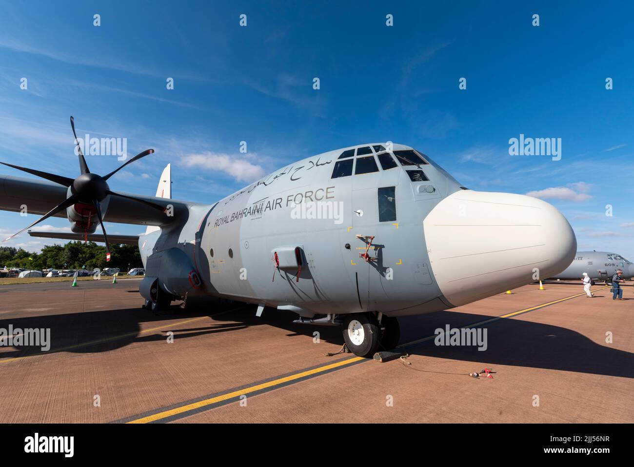 Royal Bahraini Air Force Lockheed Martin C-130J Hercules beim Royal International Air Tattoo, RIAT Airshow, RAF Fairford, Gloucestershire, Großbritannien Stockfoto
