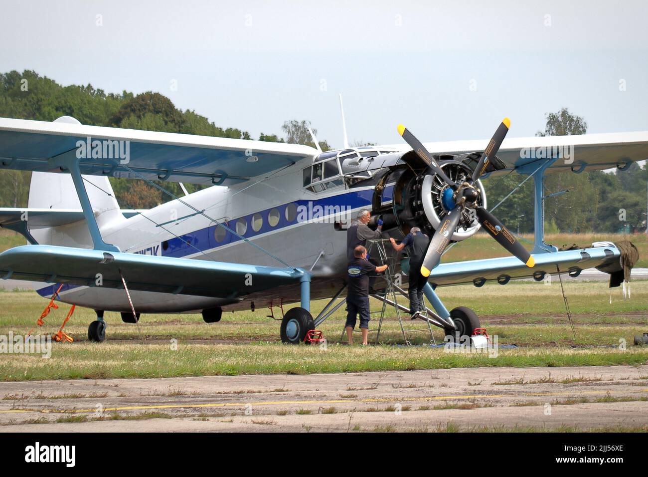 KAUNAS / LITAUEN - 10. August 2019: Mechaniker, die die Triebwerkswartung für Antonov an-2 Transportflugzeuge am Flughafen S. Darius und S. Girėnas durchführen Stockfoto