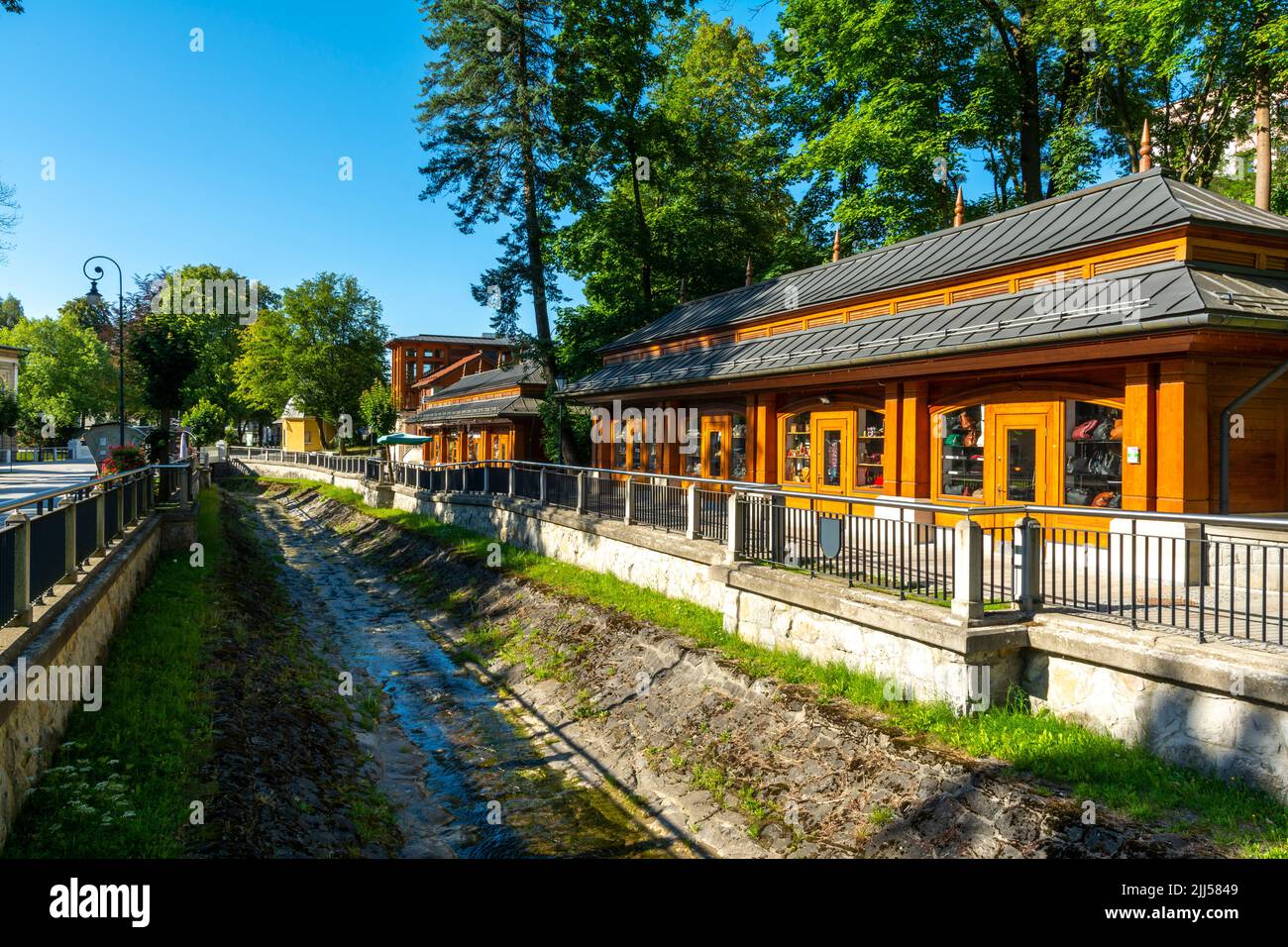 Krynica Zdroj, Woiwodschaft Małopolskie / Polen - Juli 16 Juli 2022: Krynica-Zdroj - eine Stadt in Polen in der Woiwodschaft Małopolskie, in Nowos Stockfoto