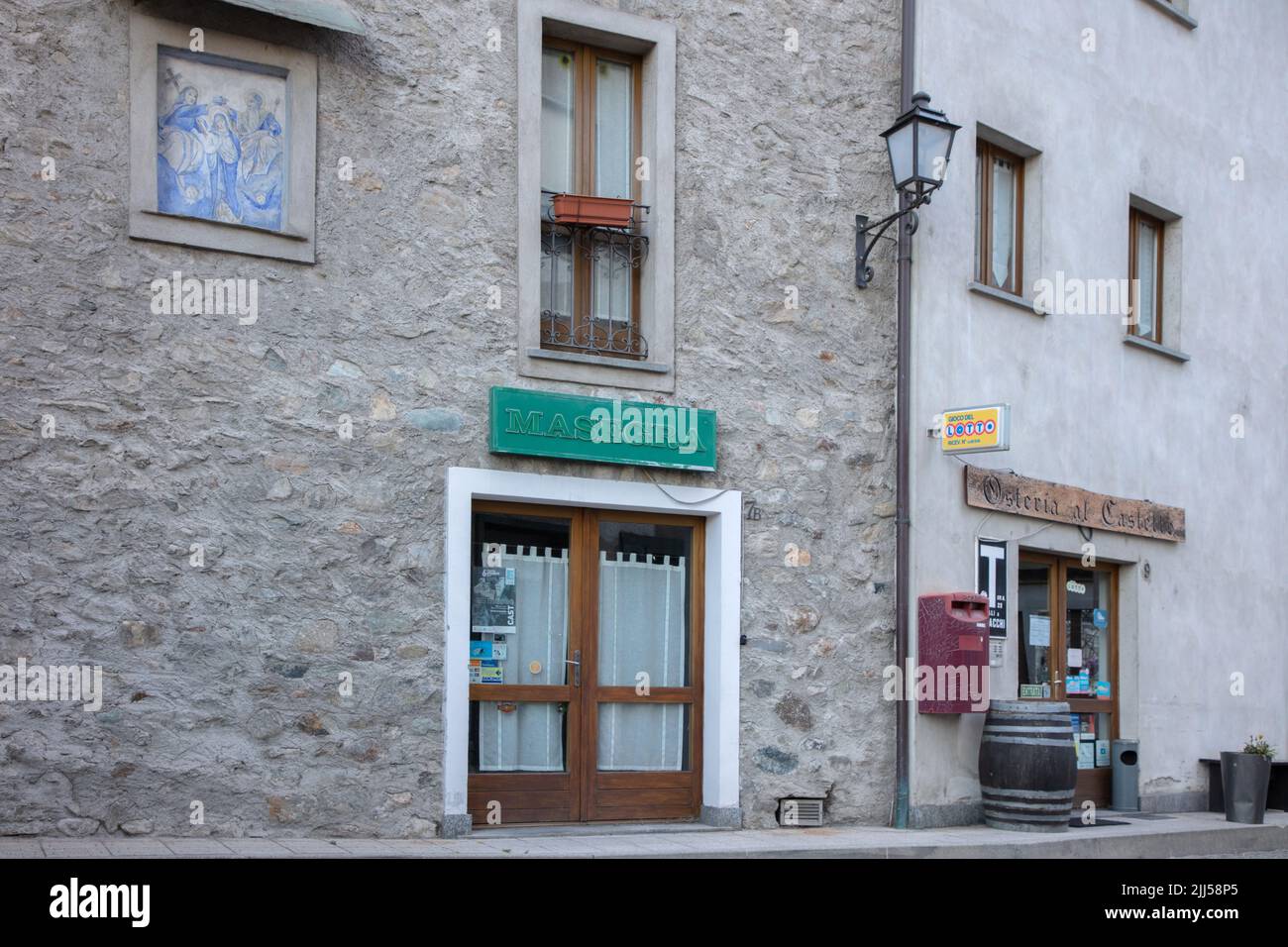 Eine schöne alte 'Tabaccaio'-Ladeneingangsfassade, außerhalb des Schlosses von Masegra, Sondrio, SO, Valtellina, Italien Stockfoto