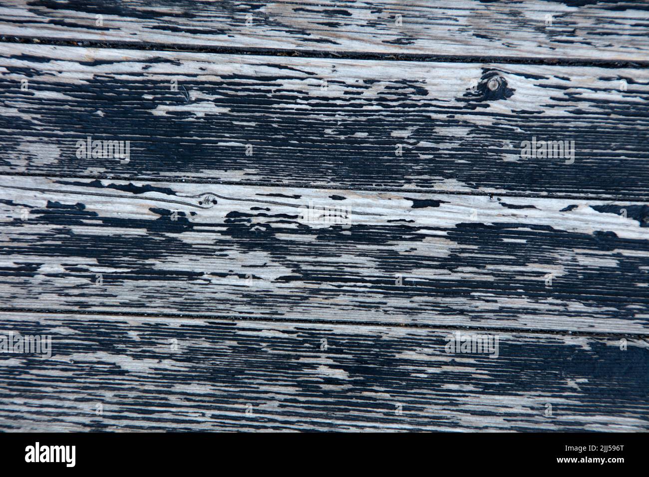 Ein Foto von faszinierender abgebrockter Farbe, Holzbank, Detail Stockfoto