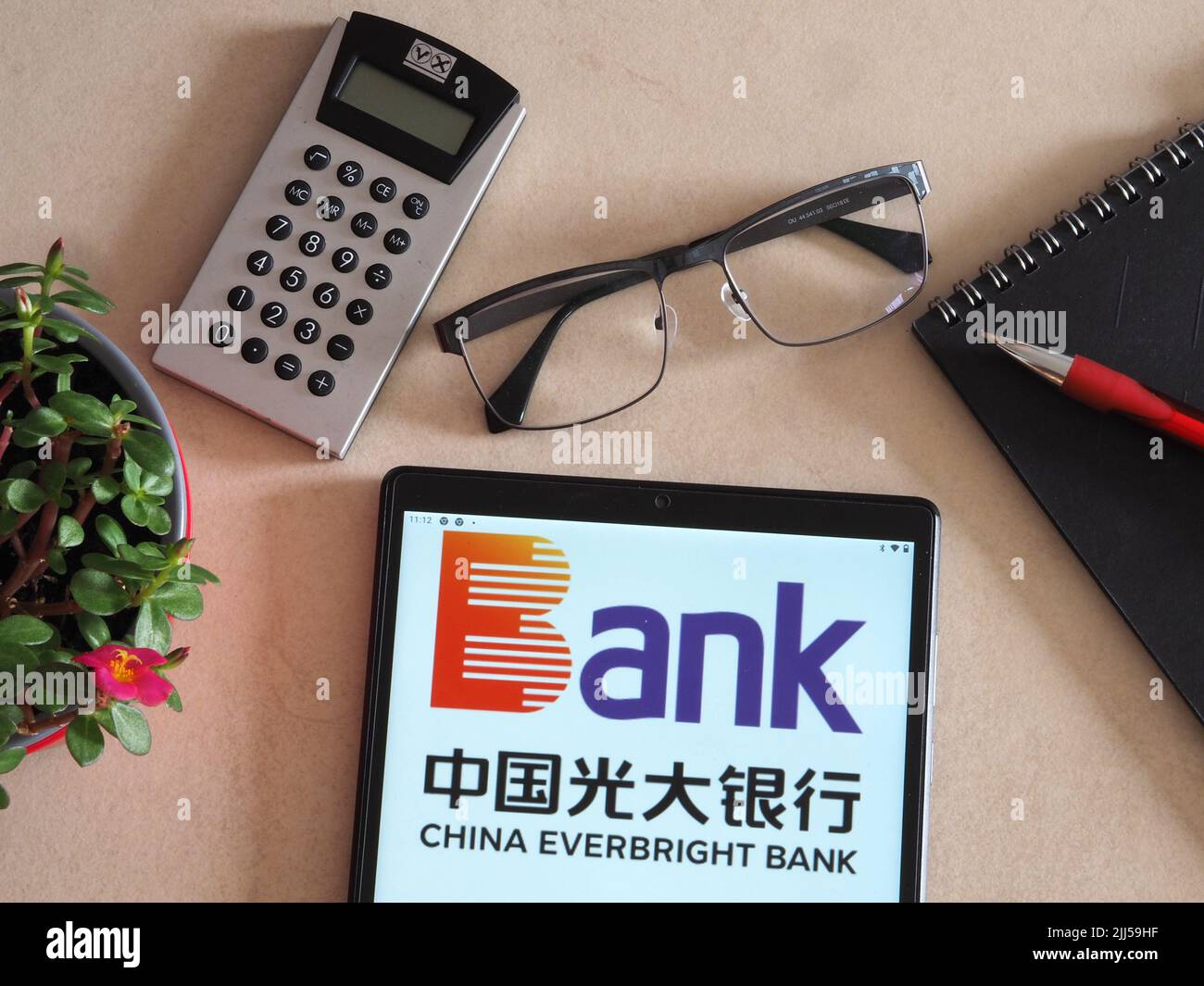 In diesem Foto Illustration, China Everbright Bank Co., Ltd. Logo auf einem Tablet angezeigt Stockfoto