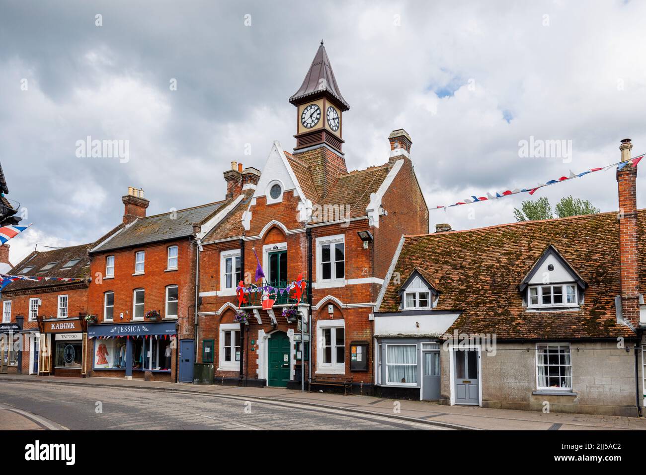 Neugotische Architektur Fordingbridge Town Hall in der High Street, Fordingbridge, einem kleinen Dorf im New Forest, Hampshire Stockfoto