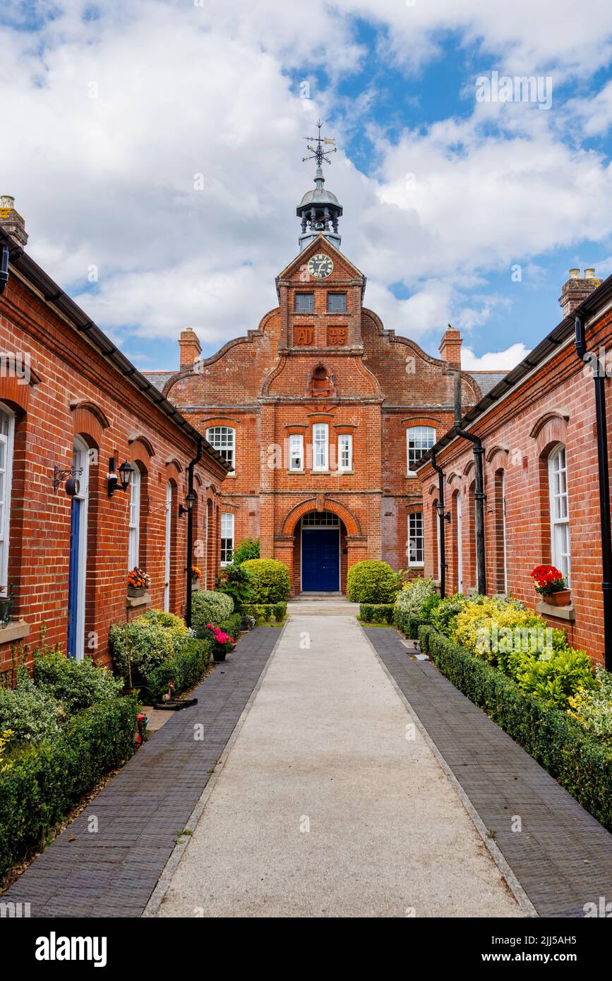 Barton Hall and the Pavilions, Bartons Road, umgewandelt aus Fordingbridge Hospital, Fordingbridge, einem kleinen Dorf im New Forest, Hampshire Stockfoto