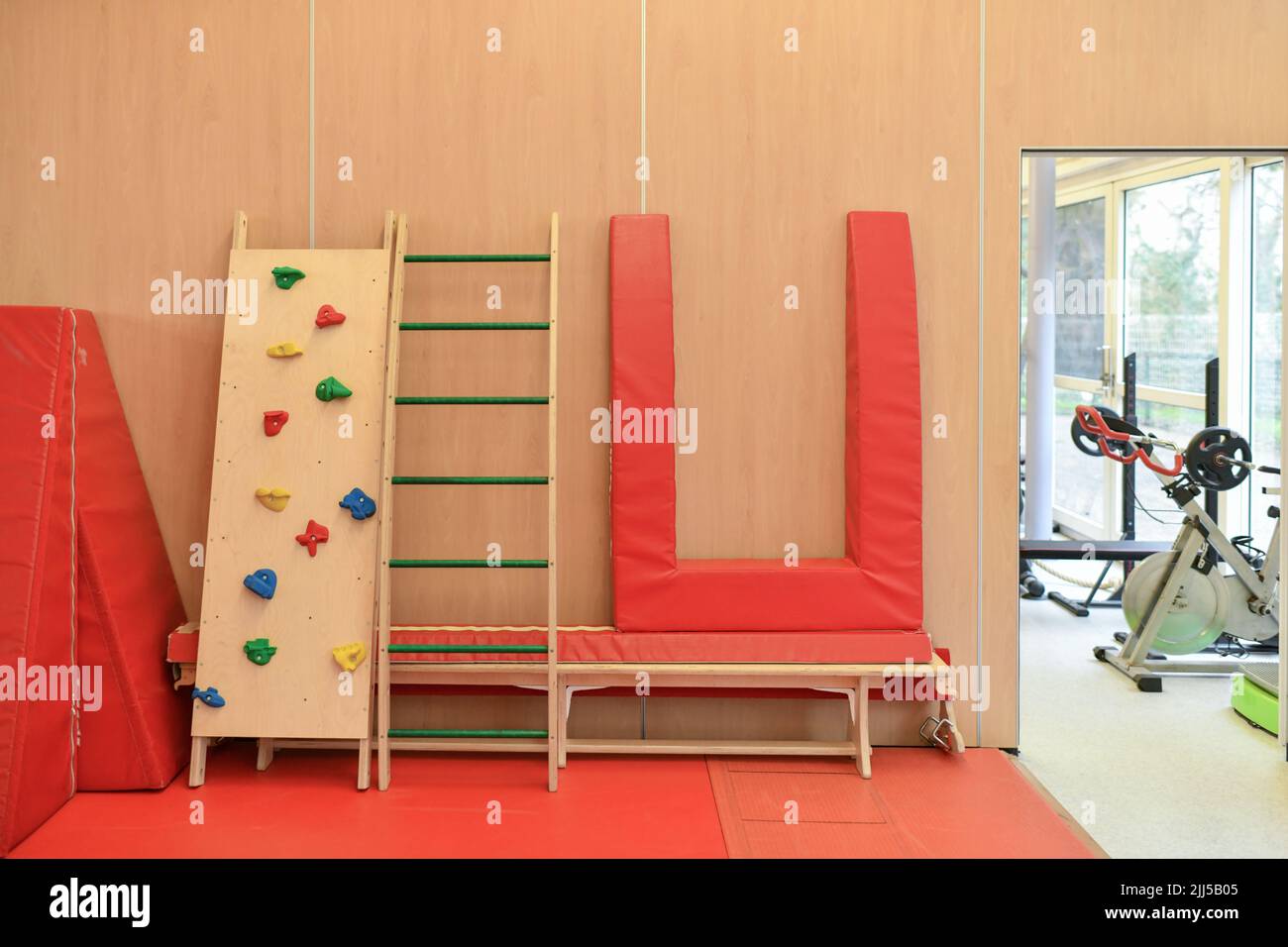 Kindersporthalle Fitnessraum und Kletterwand Stockfoto