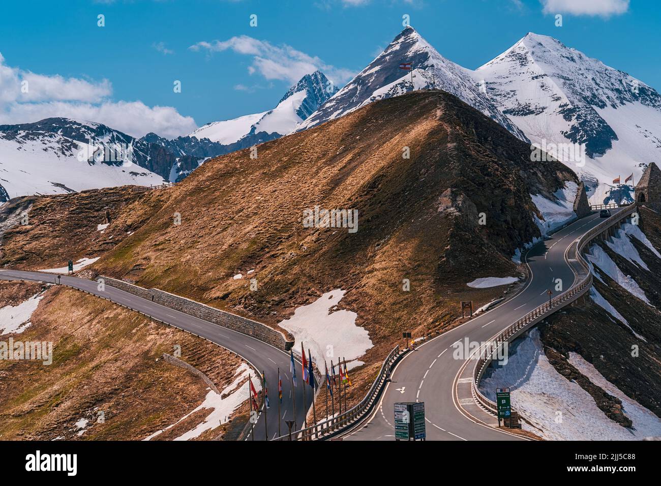 Eine tolle Aussicht auf die schneebedeckten Berge und die berühmte Großglockner Hochalpenstraße. Stockfoto