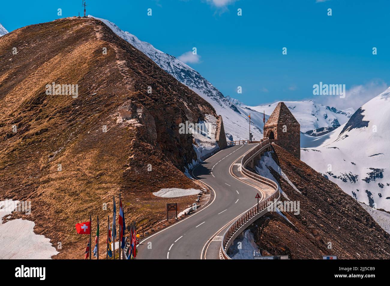 Eine tolle Aussicht auf die schneebedeckten Berge und die berühmte Großglockner Hochalpenstraße in Österreich, Europa. Stockfoto