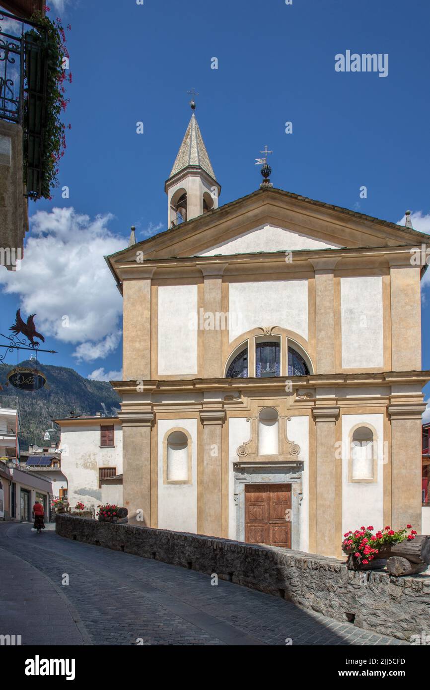 Eine wunderbare Aussicht auf die Kirche des Heiligen Jakob und Philipp, Chiesa Valmalenco, SO, Valtellina, Italien Stockfoto