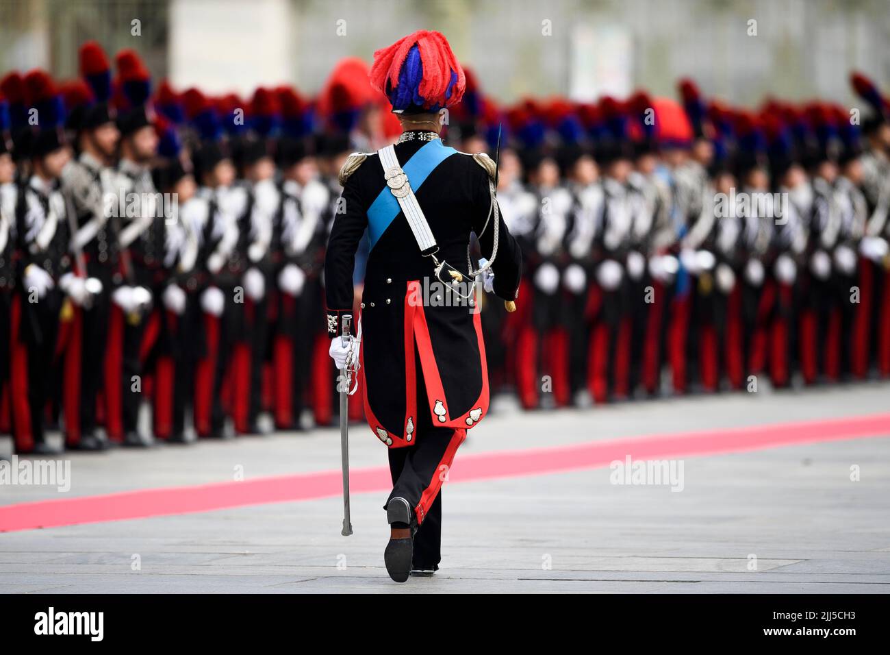 Turin, Italien. 23. Juli 2022. Ein Offizier der Carabiniere geht während der Vereidigung der Carabinieri-Kadetten des Kurses 140. der Turiner Schule anlässlich des 200. Jahrestages der Gründung der Carabinieri-Schule von Turin. Kredit: Nicolò Campo/Alamy Live Nachrichten Stockfoto