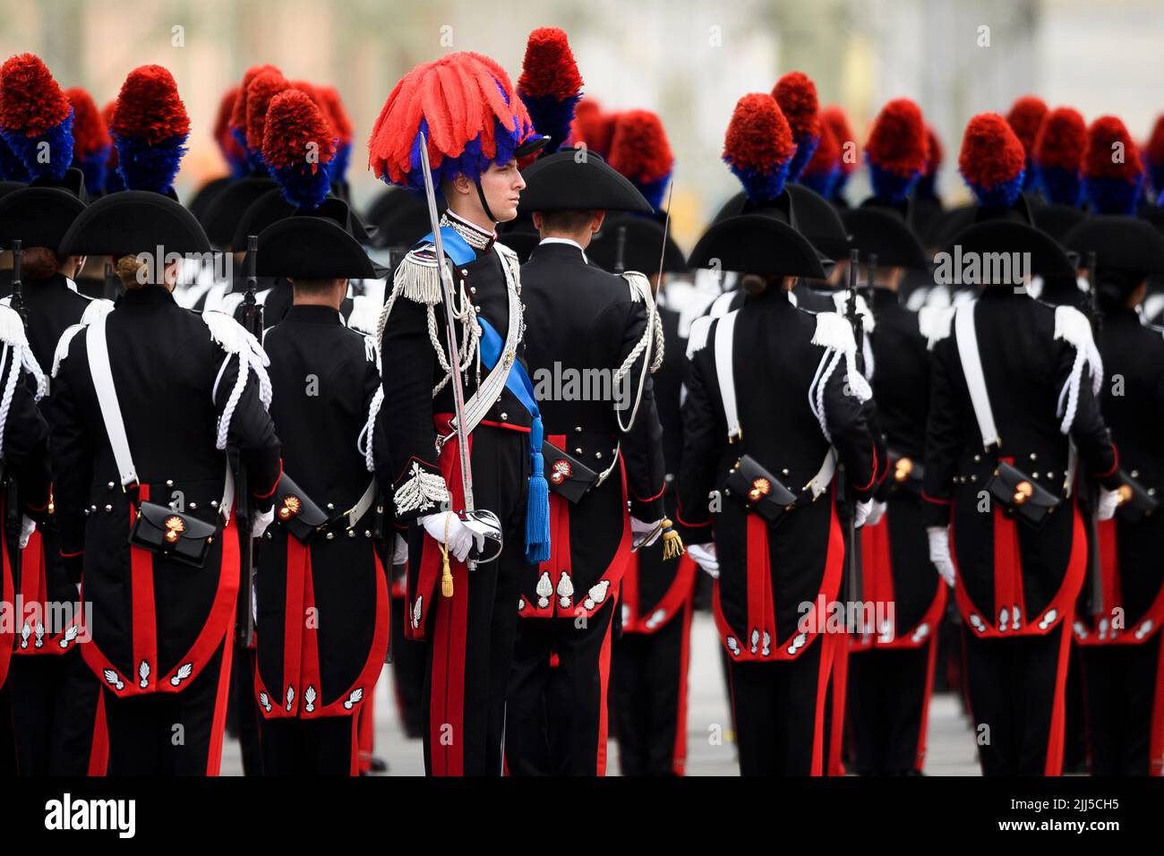 Turin, Italien. 23. Juli 2022. Carabinieri-Kadetten werden während der Vereidigung der Carabinieri-Kadetten des Kurses 140. der Turiner Schule anlässlich des 200. Jahrestages der Gründung der Carabinieri-Schule von Turin gesehen. Kredit: Nicolò Campo/Alamy Live Nachrichten Stockfoto