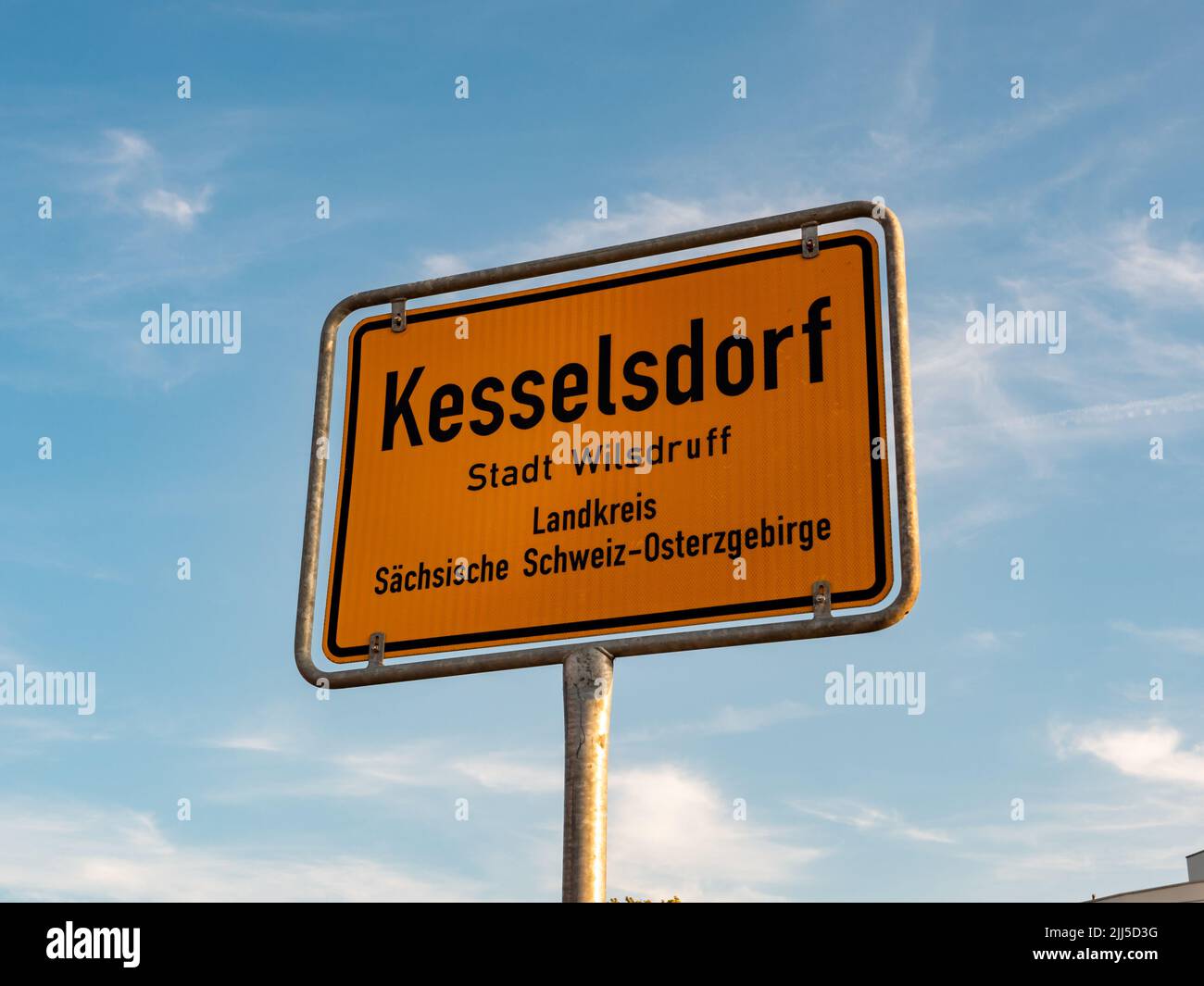 Kesselsdorf Namensschild bei der Eingabe eines neuen Standortes. Gelbe Metallplatte mit Informationen über die Kleinstadt Sachsen. Deutsches Schild in einer Gemeinde. Stockfoto