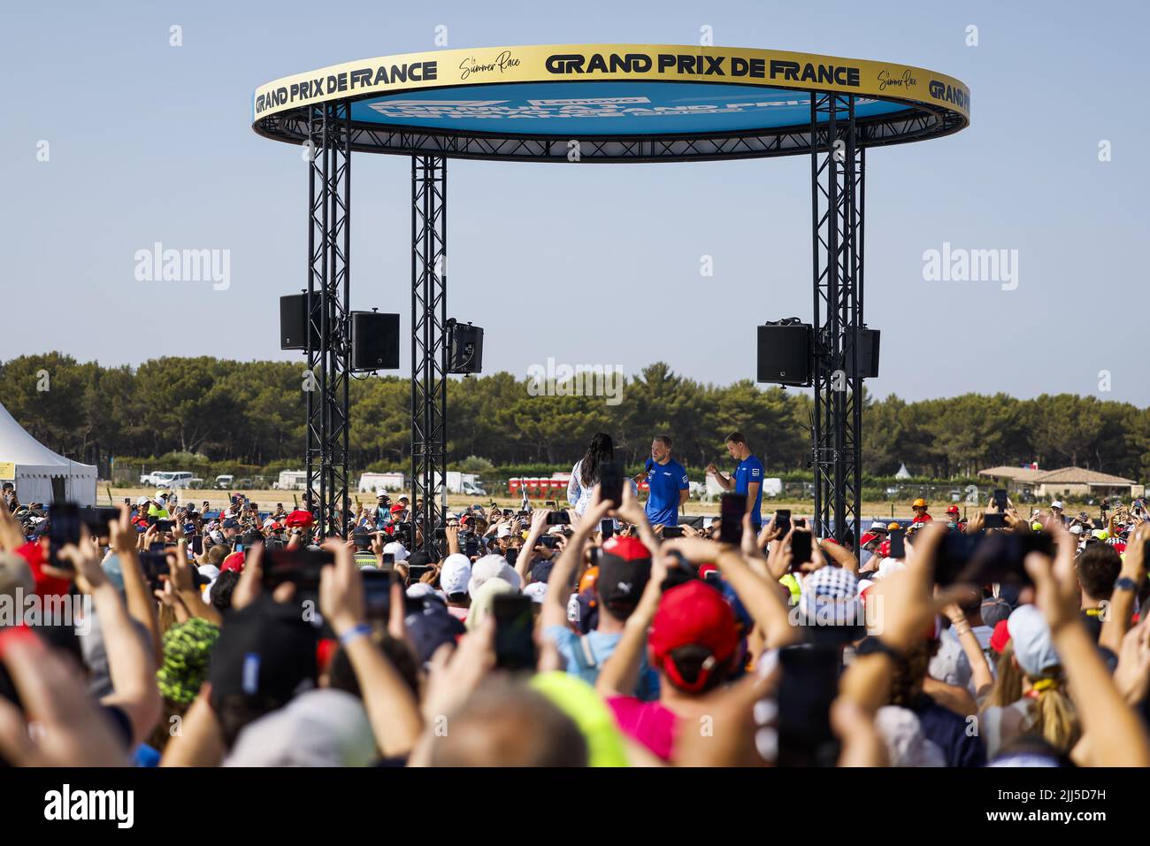 Le Castellet, Frankreich. 23.. Juli 2022. MAGNUSSEN Kevin (den), Haas F1 Team VF-22 Ferrari, SCHUMACHER Mick (ger), Haas F1 Team VF-22 Ferrari, Portrait, Fan Forum Pilotes F1 während des Formel 1 Lenovo Grand Prix de France, French Grand Prix 2022, 12. Lauf der FIA Formel 1 Weltmeisterschaft 2022 vom 22. Bis 24. Juli, 2022 auf dem Circuit Paul Ricard, in Le Castellet, Frankreich - Foto: Julien Delfosse / Dppi/DPPI/LiveMedia Kredit: Unabhängige Fotoagentur/Alamy Live News Stockfoto