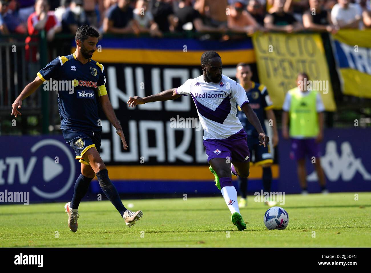 Foto: Daniele Montigiani/LaPresse 22 07 2022 - Moena, Italia Sport amichevole Estiva, AC Fiorentina - AC Trento Nella foto: Jonathan Ikone' Photo Daniele Montigiani/LaPresse 22 07 2022 - Moena, Italien Sportvorsaison Sommertestspiel, AC Fiorentina VS AC Trento auf dem Foto: Jonathan Ikone' Stockfoto