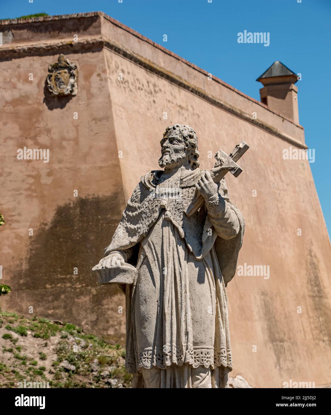 Nitra, Slowakei - 06.12.2022: Skulpturale Komposition am Eingang zur oberen Burg Nitra Grad Stockfoto Nitra, Slowakei - 06.12.2022: Skulpturale Komposition am Eingang zur oberen Burg Nitra Grad Stockfoto