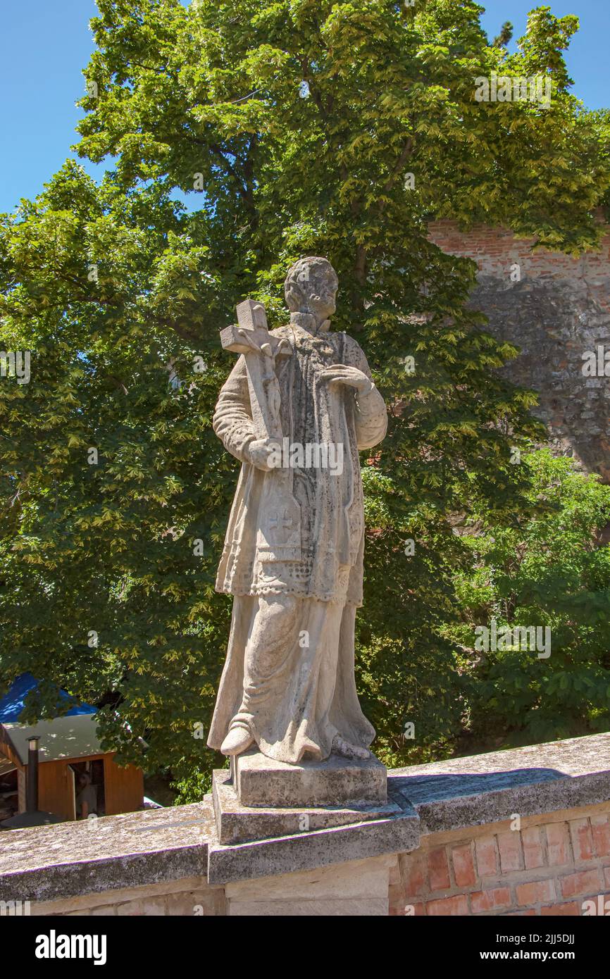 Nitra, Slowakei - 06.12.2022: Skulpturale Komposition am Eingang zur oberen Burg Nitra Grad Stockfoto Nitra, Slowakei - 06.12.2022: Skulpturale Komposition am Eingang zur oberen Burg Nitra Grad Stockfoto