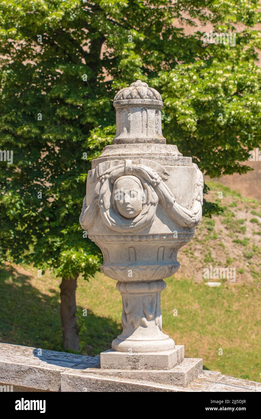 Nitra, Slowakei - 06.12.2022: Skulpturale Komposition am Eingang zur oberen Burg Nitra Grad Stockfoto Nitra, Slowakei - 06.12.2022: Skulpturale Komposition am Eingang zur oberen Burg Nitra Grad Stockfoto