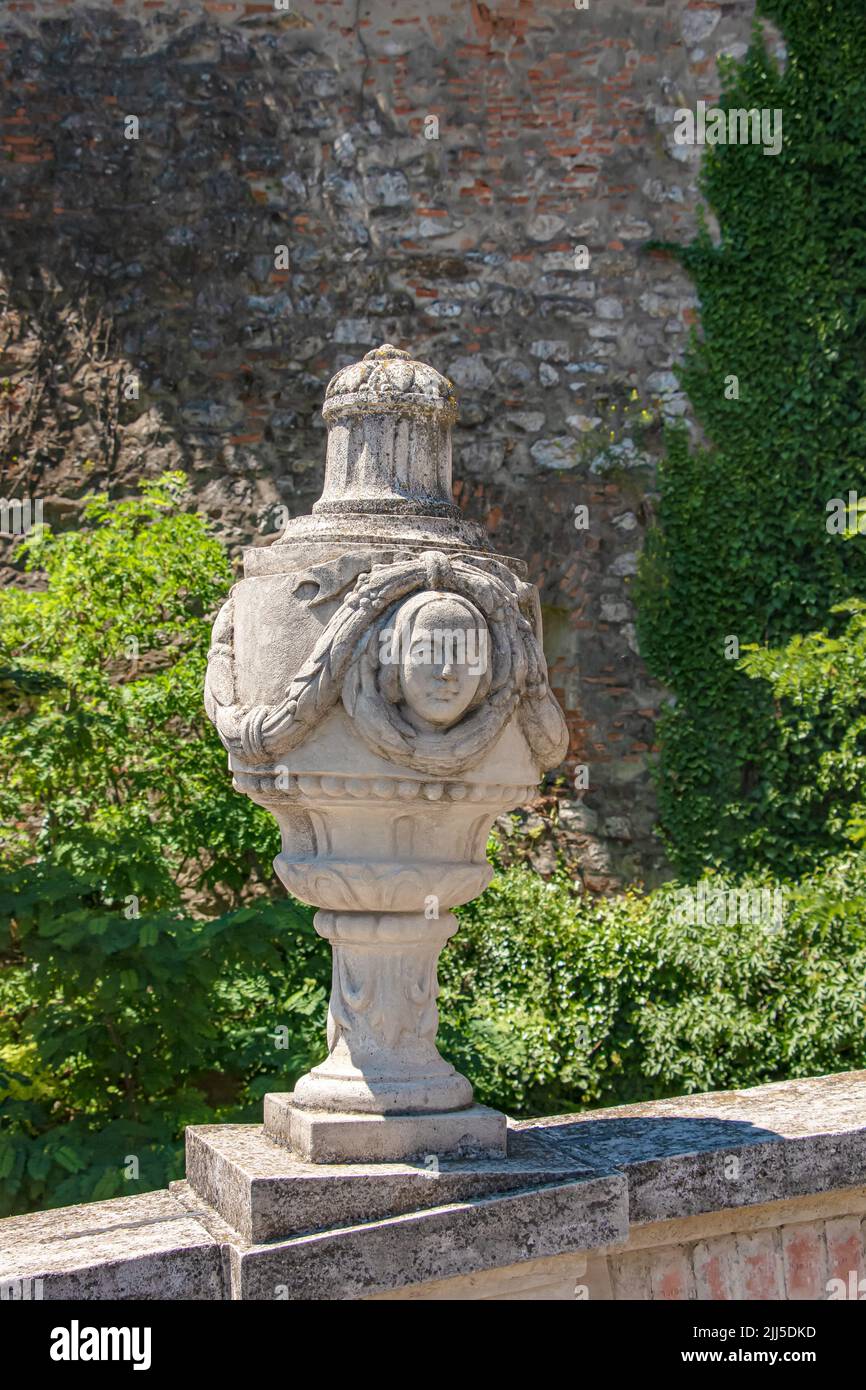 Nitra, Slowakei - 06.12.2022: Skulpturale Komposition am Eingang zur oberen Burg Nitra Grad Stockfoto Nitra, Slowakei - 06.12.2022: Skulpturale Komposition am Eingang zur oberen Burg Nitra Grad Stockfoto
