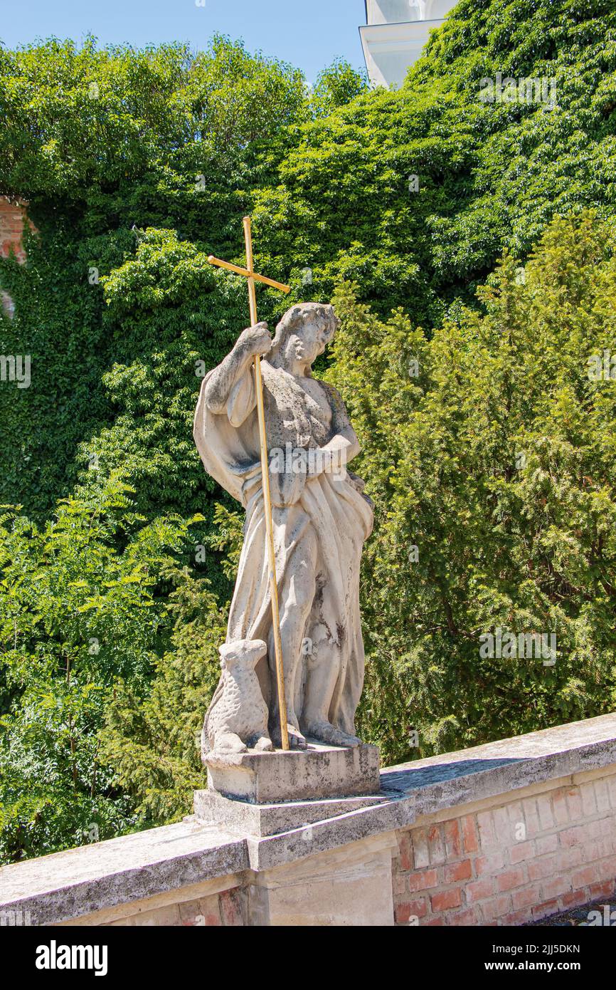 Nitra, Slowakei - 06.12.2022: Skulpturale Komposition am Eingang zur oberen Burg Nitra Grad Stockfoto Nitra, Slowakei - 06.12.2022: Skulpturale Komposition am Eingang zur oberen Burg Nitra Grad Stockfoto
