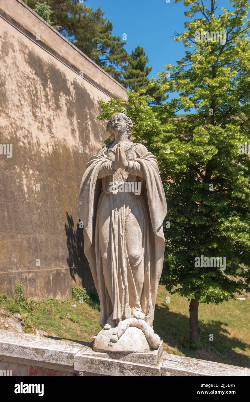 Nitra, Slowakei - 06.12.2022: Skulpturale Komposition am Eingang zur oberen Burg Nitra Grad Stockfoto Nitra, Slowakei - 06.12.2022: Skulpturale Komposition am Eingang zur oberen Burg Nitra Grad Stockfoto