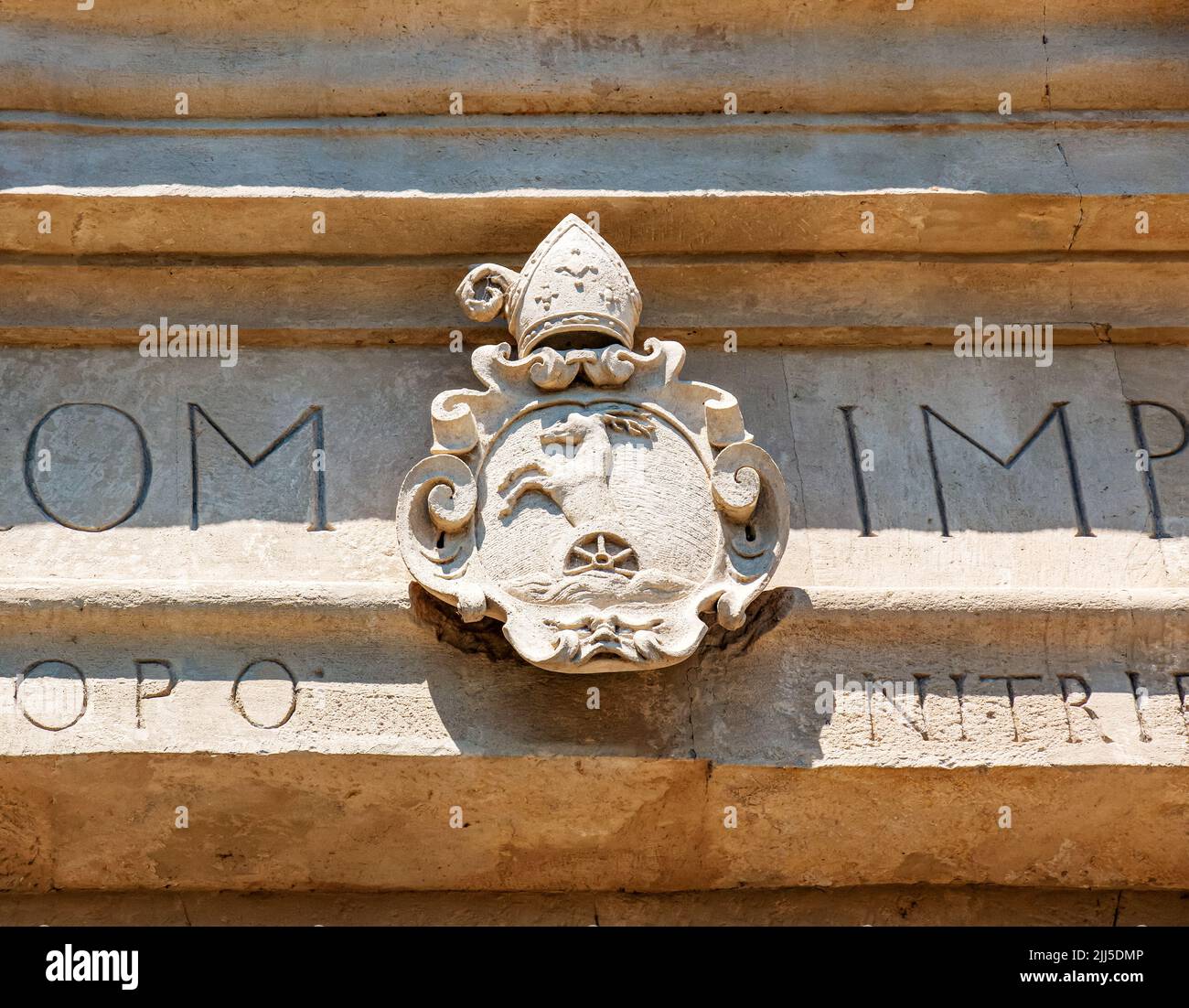 Nitra, Slowakei - 06.12.2022: Skulpturale Komposition am Eingang zur oberen Burg Nitra Grad Stockfoto Nitra, Slowakei - 06.12.2022: Skulpturale Komposition am Eingang zur oberen Burg Nitra Grad Stockfoto