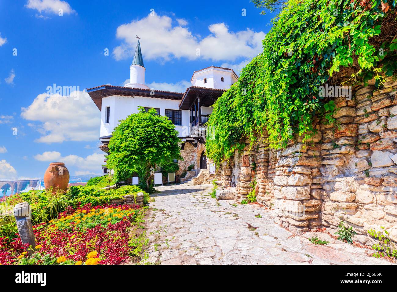 Balchik-Palast, Bulgarien. Sommerresidenz der Königin Marie von Rumänien an der bulgarischen Schwarzmeerküste. Stockfoto