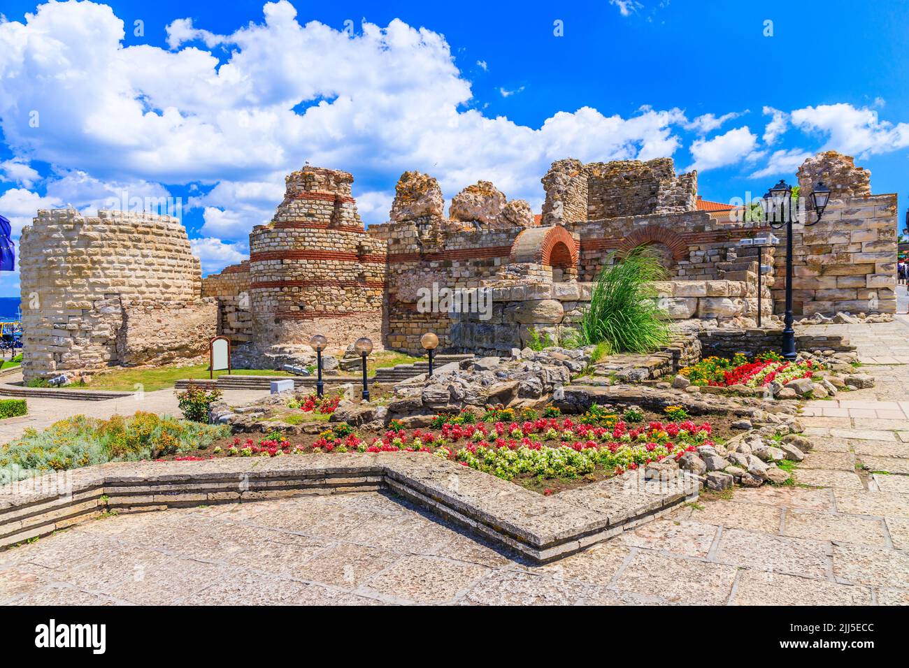 Nessebar (Nessebar), Bulgarien. Befestigungsanlagen am Eingang der antiken Stadt. Black Sea Coast, Burgas. Stockfoto