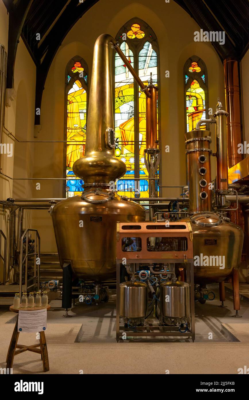 Kupferbrennblasen im Inneren der Pearse Lyons Distillery, St. James, Dublin, Irland. Stockfoto