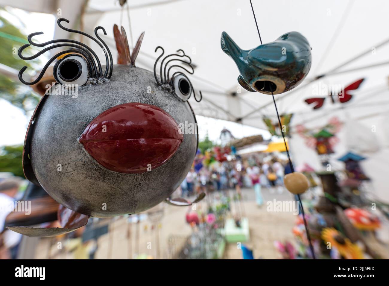 23. März 2022, Brandenburg, Burg (Spreewald): Auf dem Töpfermarkt 19. werden an einem Stand Töpferfiguren ausgestellt. Töpferunternehmen aus Deutschland, Holland, Lettland, Litauen, Polen, Tschechien und Ungarn stellen ihre Produkte auf dem Messegelände in Burg (Spreewald) aus. Neben Töpferwaren werden Waren von zahlreichen anderen Kunsthandwerksbetrieben angeboten. Foto: Frank Hammerschmidt/dpa/ZB Stockfoto