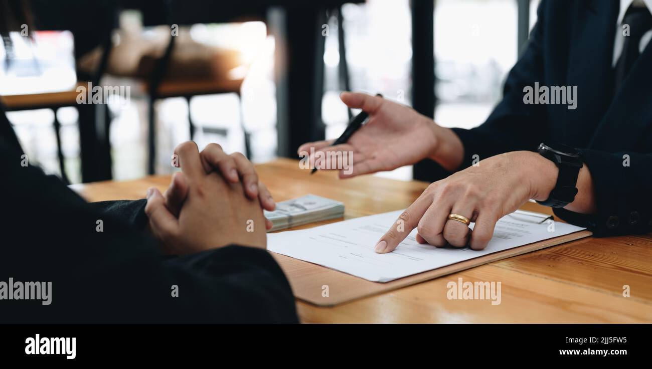 Menschen unterzeichnen Vertrag, um Geld von Investoren zu leihen, um auf eigene Unternehmen zu investieren. Stockfoto