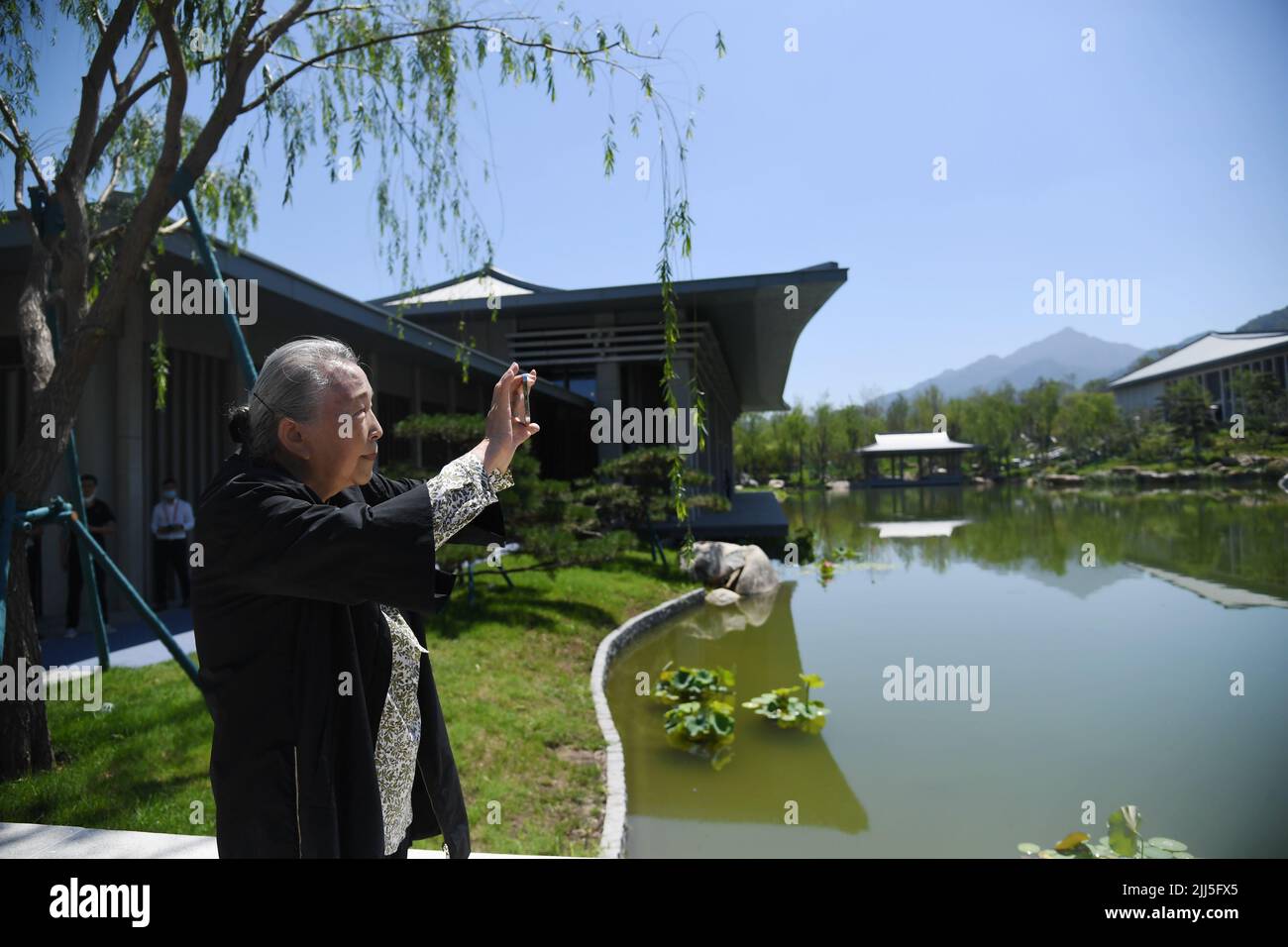 (220723) -- PEKING, 23. Juli 2022 (Xinhua) -- Zhang Jinqiu, Chefdesigner der Xi'an-Abteilung des Nationalen Archivs für Publikationen und Kultur und Akademiker der Chinesischen Akademie für Ingenieurwissenschaften, fotografiert den Gebäudekomplex in Xi'an, nordwestlich der chinesischen Provinz Shaanxi, 23. Juli 2022. China hat am Samstag das Nationale Archiv für Publikationen und Kultur zur Erhaltung bibliologischer Ressourcen eingeweiht. Nach einer dreijährigen Bauzeit umfasst das Projekt Archive in Peking und drei weitere Niederlassungen in Xi'an, Hangzhou und Guangzhou. Sie ist für in verantwortlich Stockfoto