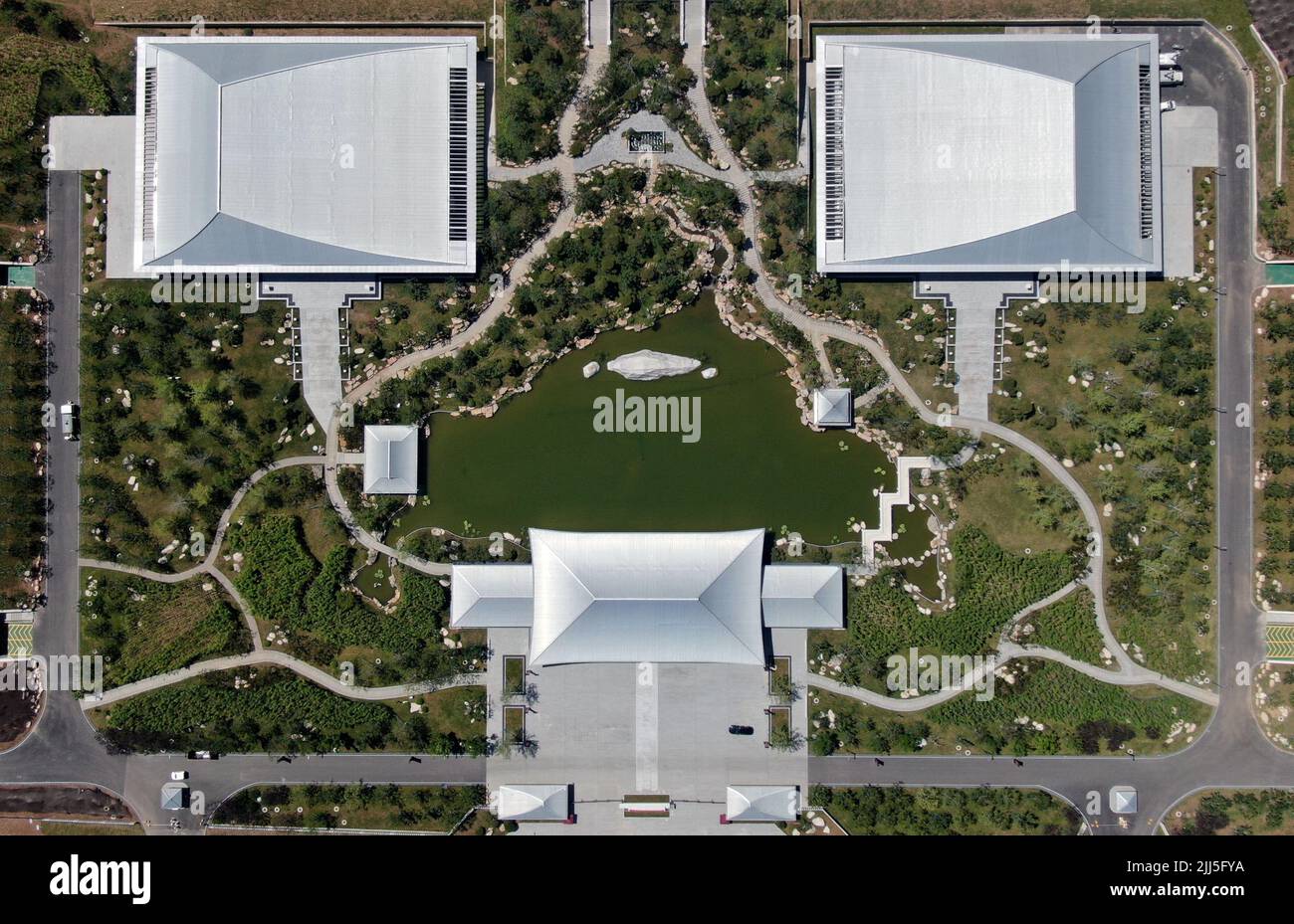 (220723) -- PEKING, 23. Juli 2022 (Xinhua) -- Luftfoto vom 23. Juli 2022 zeigt eine Ansicht des Xi'an-Zweiges des Nationalen Archivs für Publikationen und Kultur in Xi'an, nordwestlich der chinesischen Provinz Shaanxi. China hat am Samstag das Nationale Archiv für Publikationen und Kultur zur Erhaltung bibliologischer Ressourcen eingeweiht. Nach einer dreijährigen Bauzeit umfasst das Projekt Archive in Peking und drei weitere Niederlassungen in Xi'an, Hangzhou und Guangzhou. Sie wird nach ihrer Eröffnung für die Erben und Erhaltung der nationalen bibliologischen Ressourcen zuständig sein. (Xinhua/Li Yib Stockfoto