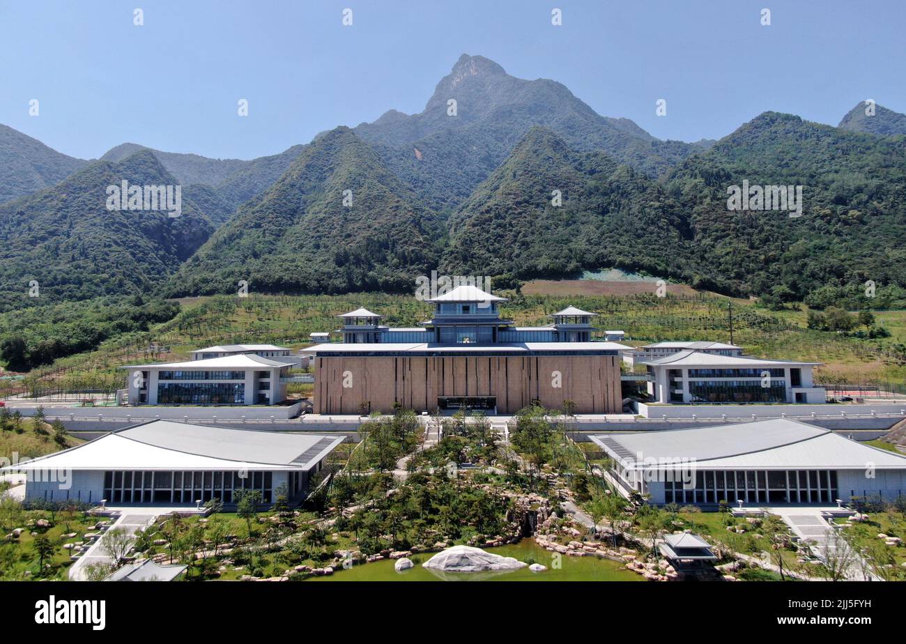 (220723) -- PEKING, 23. Juli 2022 (Xinhua) -- Luftfoto vom 23. Juli 2022 zeigt eine Ansicht des Xi'an-Zweiges des Nationalen Archivs für Publikationen und Kultur in Xi'an, nordwestlich der chinesischen Provinz Shaanxi. China hat am Samstag das Nationale Archiv für Publikationen und Kultur zur Erhaltung bibliologischer Ressourcen eingeweiht. Nach einer dreijährigen Bauzeit umfasst das Projekt Archive in Peking und drei weitere Niederlassungen in Xi'an, Hangzhou und Guangzhou. Sie wird nach ihrer Eröffnung für die Erben und Erhaltung der nationalen bibliologischen Ressourcen zuständig sein. (Xinhua/Li Yib Stockfoto