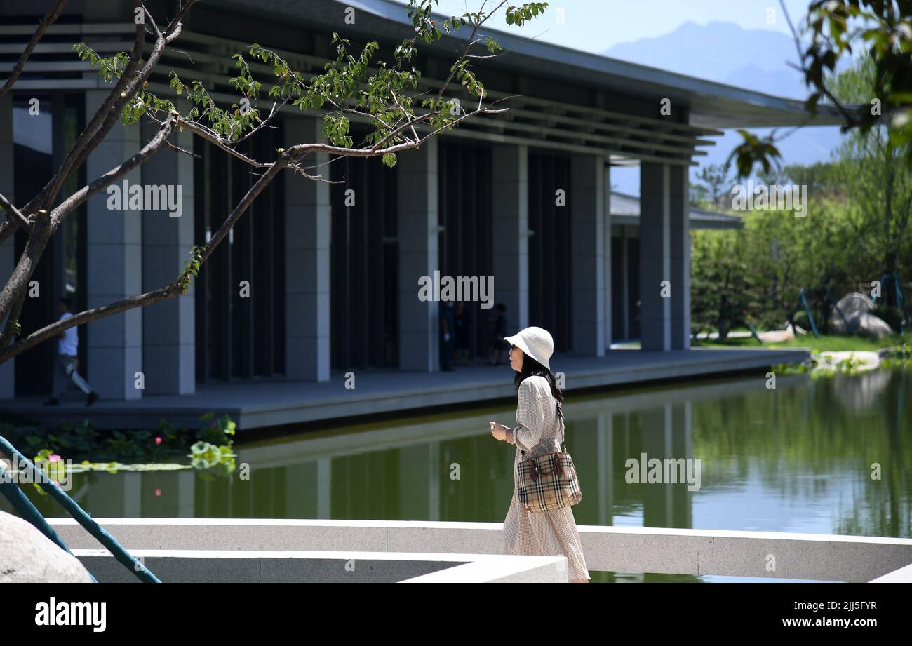 (220723) -- PEKING, 23. Juli 2022 (Xinhua) -- Ein Besucher besucht den Xi'an-Zweig des Nationalen Archivs für Publikationen und Kultur in Xi'an, nordwestlich der chinesischen Provinz Shaanxi, 23. Juli 2022. China hat am Samstag das Nationale Archiv für Publikationen und Kultur zur Erhaltung bibliologischer Ressourcen eingeweiht. Nach einer dreijährigen Bauzeit umfasst das Projekt Archive in Peking und drei weitere Niederlassungen in Xi'an, Hangzhou und Guangzhou. Sie wird nach ihrer Eröffnung für die Erben und Erhaltung der nationalen bibliologischen Ressourcen zuständig sein. (Xinhua/Li Yibo) Stockfoto