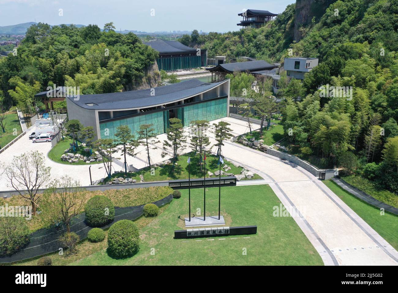 (220723) -- PEKING, 23. Juli 2022 (Xinhua) -- Luftfoto vom 23. Juli 2022 zeigt eine Ansicht des Hangzhou-Zweiges des Nationalen Archivs für Publikationen und Kultur in Hangzhou, der ostchinesischen Provinz Zhejiang. China hat am Samstag das Nationale Archiv für Publikationen und Kultur zur Erhaltung bibliologischer Ressourcen eingeweiht. Nach einer dreijährigen Bauzeit umfasst das Projekt Archive in Peking und drei weitere Niederlassungen in Xi'an, Hangzhou und Guangzhou. Sie wird nach ihrer Eröffnung für die Erben und Erhaltung der nationalen bibliologischen Ressourcen zuständig sein. (Xinhua/Kong Stockfoto