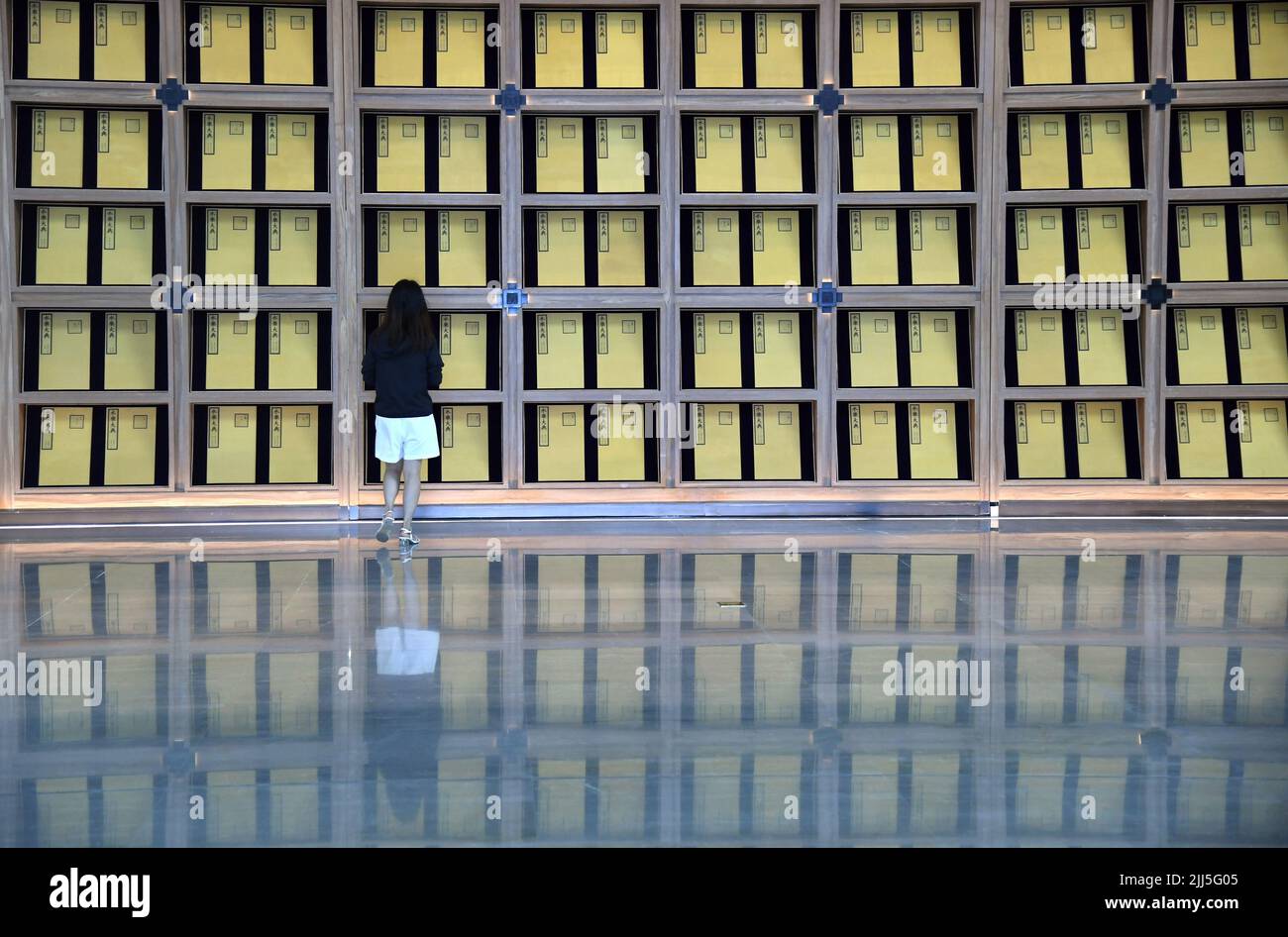 (220723) -- PEKING, 23. Juli 2022 (Xinhua) -- Ein Besucher besucht den Xi'an-Zweig des Nationalen Archivs für Publikationen und Kultur in Xi'an, nordwestlich der chinesischen Provinz Shaanxi, 23. Juli 2022. China hat am Samstag das Nationale Archiv für Publikationen und Kultur zur Erhaltung bibliologischer Ressourcen eingeweiht. Nach einer dreijährigen Bauzeit umfasst das Projekt Archive in Peking und drei weitere Niederlassungen in Xi'an, Hangzhou und Guangzhou. Sie wird nach ihrer Eröffnung für die Erben und Erhaltung der nationalen bibliologischen Ressourcen zuständig sein. (Xinhua/Li Yibo) Stockfoto