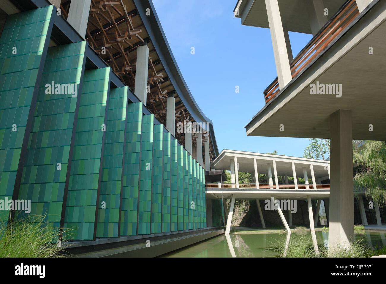 (220723) -- PEKING, 23. Juli 2022 (Xinhua) -- das Foto vom 23. Juli 2022 zeigt eine Ansicht des Hangzhou-Zweiges des Nationalen Archivs für Publikationen und Kultur in Hangzhou, der ostchinesischen Provinz Zhejiang. China hat am Samstag das Nationale Archiv für Publikationen und Kultur zur Erhaltung bibliologischer Ressourcen eingeweiht. Nach einer dreijährigen Bauzeit umfasst das Projekt Archive in Peking und drei weitere Niederlassungen in Xi'an, Hangzhou und Guangzhou. Sie wird nach ihrer Eröffnung für die Erben und Erhaltung der nationalen bibliologischen Ressourcen zuständig sein. (Xinhua/Weng Xinyan Stockfoto