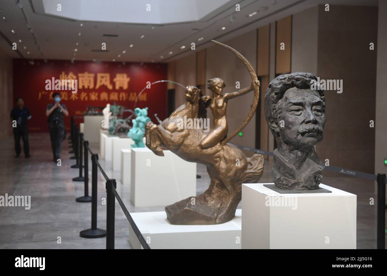 (220723) -- PEKING, 23. Juli 2022 (Xinhua) -- das Foto vom 22. Juli 2022 zeigt Skulpturen, die in der Zweigstelle des Nationalen Archivs für Publikationen und Kultur in Guangzhou, der südchinesischen Provinz Guangdong, ausgestellt sind. China hat am Samstag das Nationale Archiv für Publikationen und Kultur zur Erhaltung bibliologischer Ressourcen eingeweiht. Nach einer dreijährigen Bauzeit umfasst das Projekt Archive in Peking und drei weitere Niederlassungen in Xi'an, Hangzhou und Guangzhou. Sie wird nach ihrer Eröffnung für die Erben und Erhaltung der nationalen bibliologischen Ressourcen zuständig sein. Stockfoto